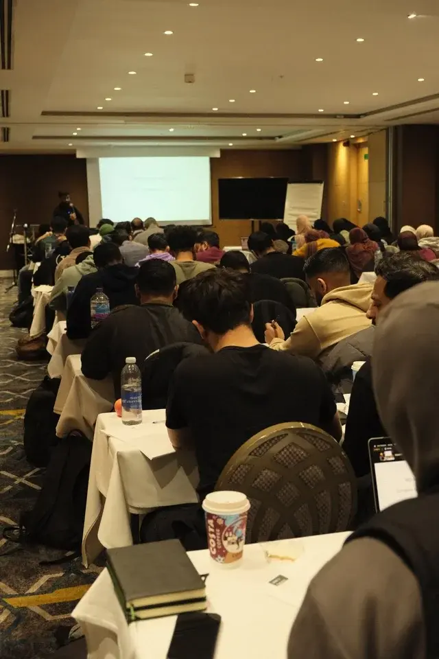 A full room of students at a weekend intensive